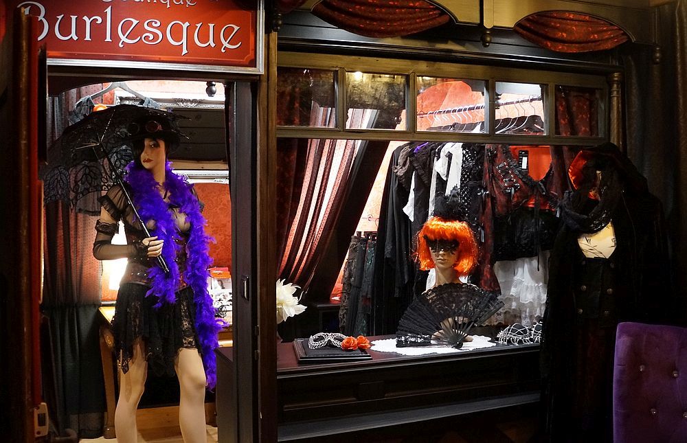 boutique burlesque in der absinthstube der spielerspelunke an der leuchtenburg